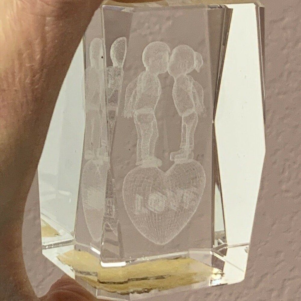 3D Laser Etched Clear Crystal Glass Love Kissing V